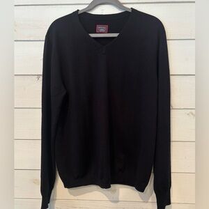 UNTUCKit  Sweater Men's Medium 100%
Merino Wool Navy V Neck Long Sleeve
Pullover